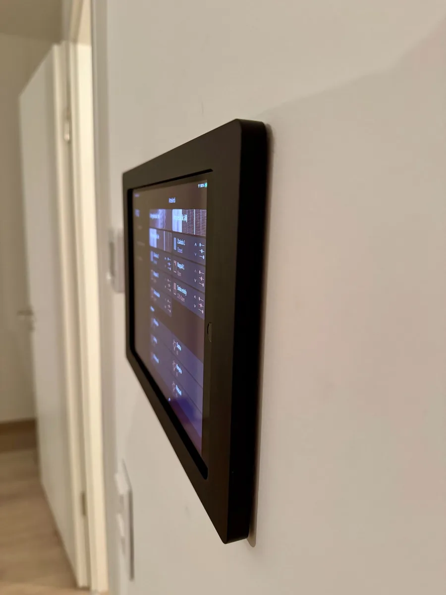 Grenton érintőképernyős fali kezelő panel okosotthon vezérlés